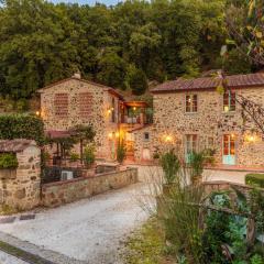 Farmhouse with views of Tuscan landscape