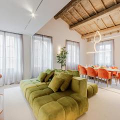 Penthouse in Lucca with Roman Theater Views