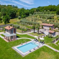 Farmhouse in Lucca with Infinity Pool