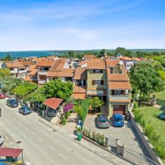 Villa Maras with yard, 400 m to the beach