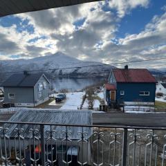 Stor funksjonell bolig med båt