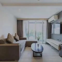 Spacious Bedroom- 2 mins from Train Station