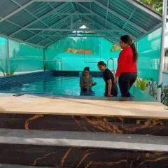 Johnson's Homestay With Pool & Ecohouseboat near town beach