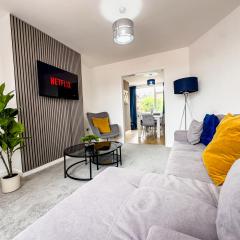 Modern 3 Bedroom Home, 6 beds, free parking, Wi-Fi, Netflix, Near Coventry City Centre & Hospital