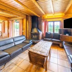 Majestic chalet in Durbuy 200 meters from the Golf, cleaning included