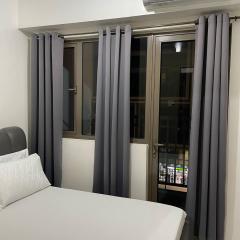 Walking Distance to Mall of Asia - Spacious Condo with Hot Shower and Balcony