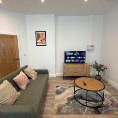 Luxury 3 bedroom 2 bathroom All ground floor centrally located - 2 Queen Street - Ashbrook Serviced Apartments