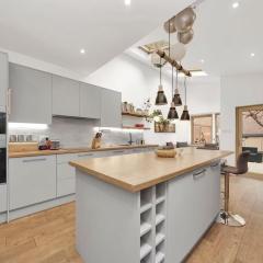 GuestReady - Fabulous home with patio in Cann Hall