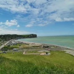 Beautiful beachfront apartment, 180d sea and cliff view