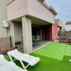 Casa adosada con patio privado, piscina comunitaria y aire acondicionado - ES-9-170