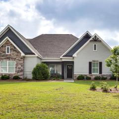 4 Mi to Dtwn Stylish Home with Large Yard in Dothan