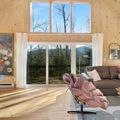 Chalet Getaway, Hot Tub, Pet Friendly!