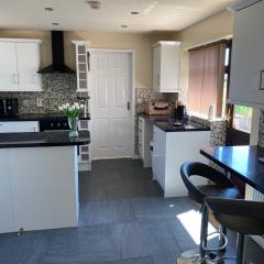 Carol,s Place Nr Bridgend, Porthcawl, Margam, Port Talbot Mins from J37 M4 sleeps 6