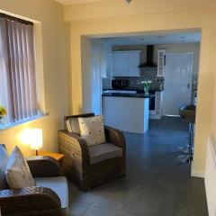 Carol,s Place Nr Bridgend, Porthcawl, Margam, Port Talbot Mins from J37 M4 sleeps 6