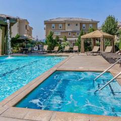 NEW Chic 2BR Stay with Heated Pool Gym & Mini Golf