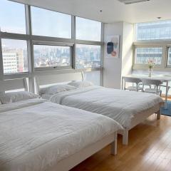 Modern and Spacious, Hongdae Stn 1mn