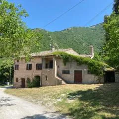 Casale nella campagna umbra