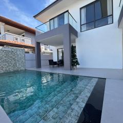 Eakmongkol Luxury Five-Bedroom Pool Villa