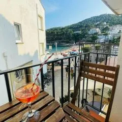 Tamariu Beach 1: Beachfront wifi up to 6 ppl
