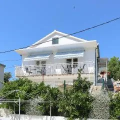 2 Bedroom Amazing Apartment In Gustirna