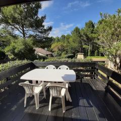 Maison moderne entre forêt et océan, avec jardin et terrasse. - FR-1-239-425