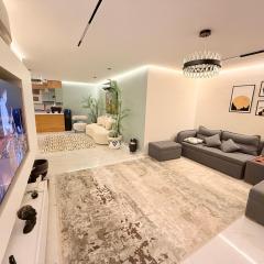 Nefertiti's Modern Majesty