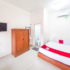 RedDoorz Syariah at Homestay Bougenville near Taman Alun-Alun Kota Lamongan