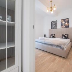 Eric - Spacious Apt with Balcony