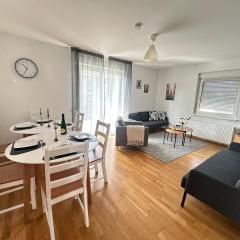 8 Einzelbetten - 6 Schlafzimmer - Wohnzimmer & große Terrasse mit Grill - 2 Bäder - Wohnung auf 2 Ebenen - Nähe Messe Stuttgart & A81 - Ideal für Teams & Familien