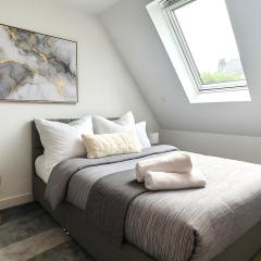 Prime Location! Cozy Stay by Riverside,Tube, Shops