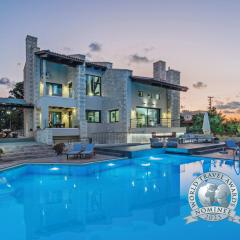 FREE Breakfast, Villa Dreamcatcher with Outdoor and Indoor Pool, Hot Tub, Playroom and Home Cinema