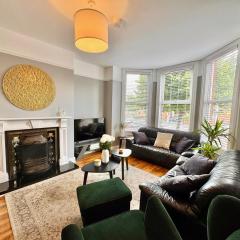 The Urban Oasis - Great location near Pubs, Restaurants and more! Bus links on doorstep