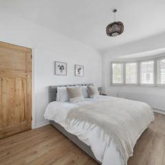 Spacious 4BR House with Parking, Garden & 500Gb WiFi