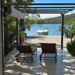 Toma - house by the sea
