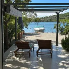 Toma - house by the sea