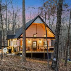 White Pines Lodge- Wooded Retreat