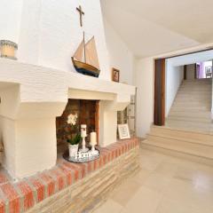 Beachfront Skoblar Holiday Home with Seaview