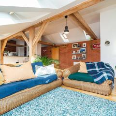 Bright and airy apartment in unique suburb