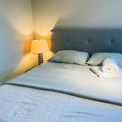 Private Queen Bedroom in Kenaston, Walmart, Costco, MITT, IKEA, Outlet, Unversity of Manitoba are nearby