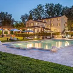 Fenced villa in the heart of Tuscany