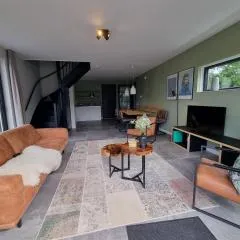 Villa with enclosed garden on the water, cleaning included