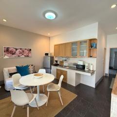 Tropical 1 Bedroom Pool House In Central Location