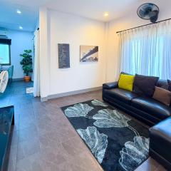 Tropical 2 Bedroom Pool House In Central Location