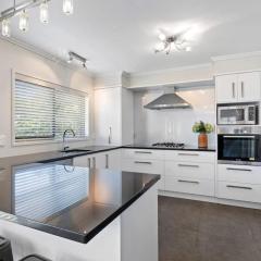 Seven By The Sea - stylish apartment near port