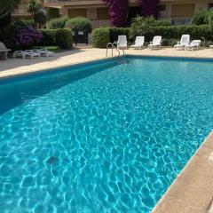 Belle résidence arborée, Appart climatisé, piscine, à 500m de la mer