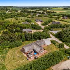Large 18-Person Pool House With Outdoor Hot Tub, Outdoor Sauna And Enclosed Terrace