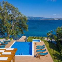 Beachfront villa Promenada