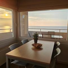 Salty Breeze Supreme Beachfront Apartment-Supreme Stay with free Parking