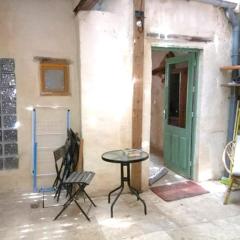 Joli T2 provençal plain-pied CV cour