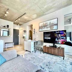 MicroNest - Modern Overlooking Downtown Parking